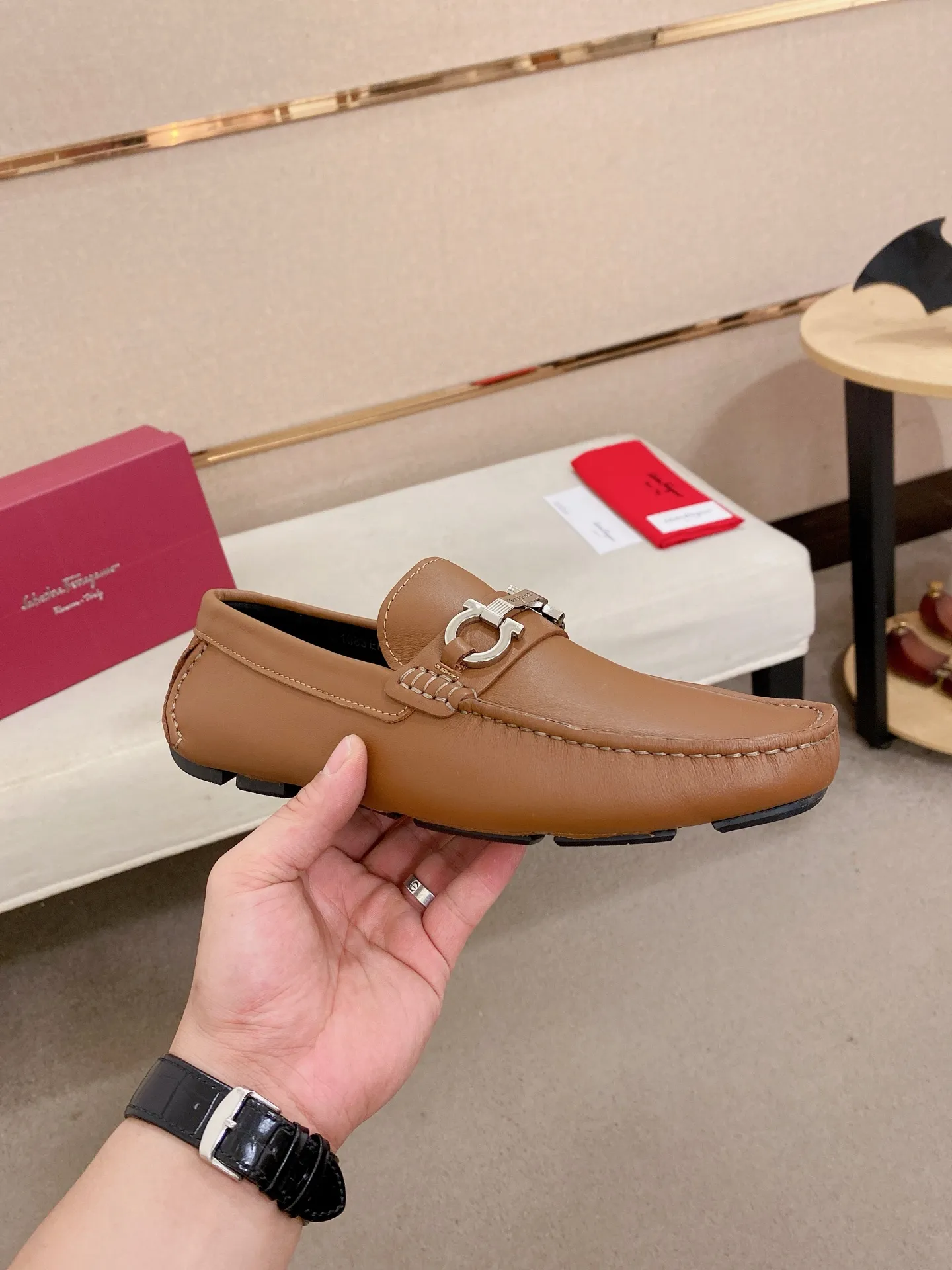 Men's shoes💰: 540💰High-end quality! Ferragamo🆕🆕Exclusive hot-selling products in stock🔥🔥New products on the shelves, high-quality Ferragamo men's pea shoes, high-end casual driving shoes, with complete packaging! 💪 💪 Material: imported first-layer pebbled cowhide 🐂 + imported high-quality water-dyed cowhide lining + wear-resistant outsole 👍🏻👍🏻 Features: high-end and comfortable, purely handmade 🚀 🚀 Create the perfect shoe that suits you best 🔥 🔥 Size: (38-44) 45 standard size can be customized!